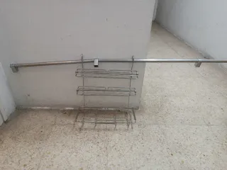 Barra con estantería metálica para colgar