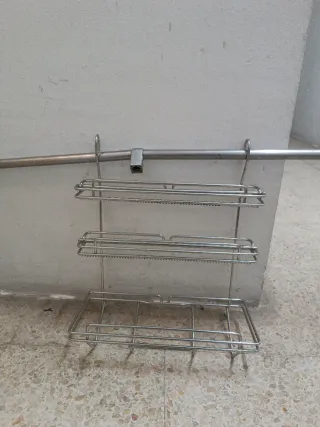 Barra con estantería metálica para colgar