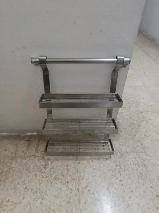 Barra con estantería metálica para colgar