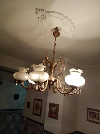 Lámpara de techo antigua dorada y blanca