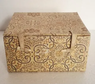 Uova di porcellana cinese decorate