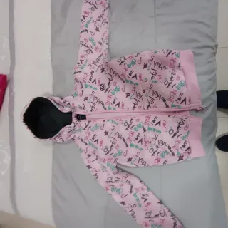 Casaco com capuz estampado 6 anos