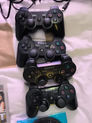 Consola PlayStation 3 con 4 mandos y juegos