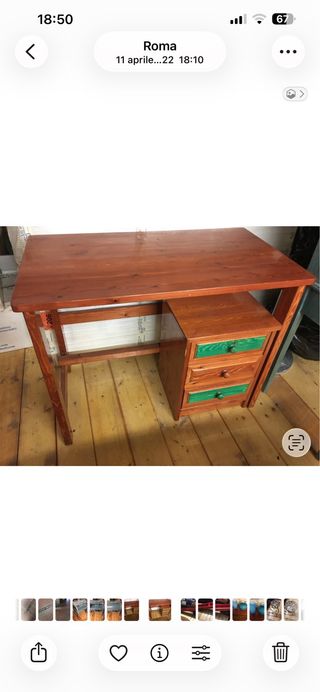 Scrivania in legno lucido con cassetti verdi