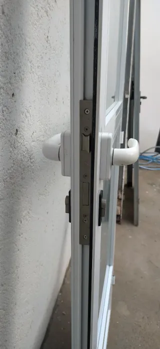 Puerta Climalit con persiana y llave