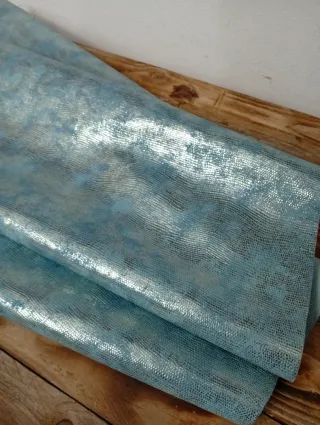 Piel de vacuno efecto escamas azul