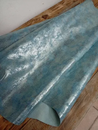 Piel de vacuno efecto escamas azul