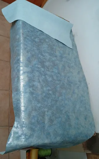 Piel de vacuno efecto escamas azul