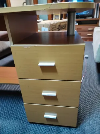 Mesa de escritorio con cajoneras de madera