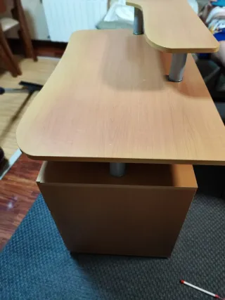 Mesa de escritorio con cajoneras de madera