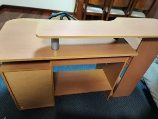 Mesa de escritorio con cajoneras de madera
