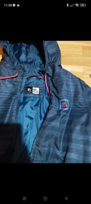 Abrigo infantil azul con capucha