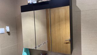 Mueble Baño Wengue con Espejo y Lámpara. Perfecto