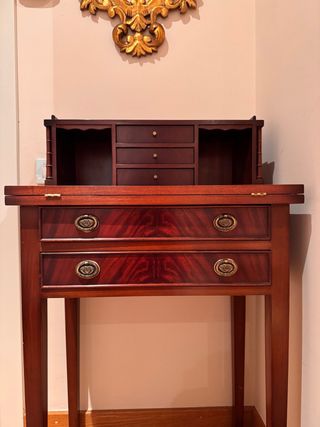 Chifonier de madera con cajones y escritorio