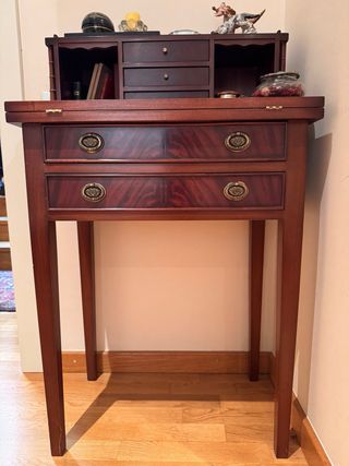 Chifonier de madera con cajones y escritorio