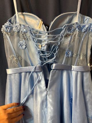 Abito azzurro con brillanti e fiori