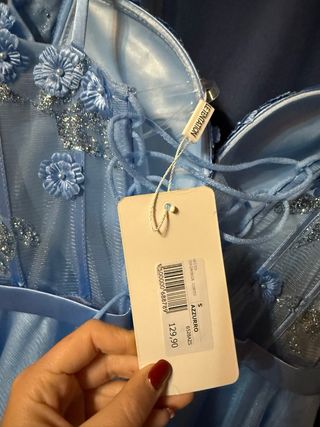 Abito azzurro con brillanti e fiori