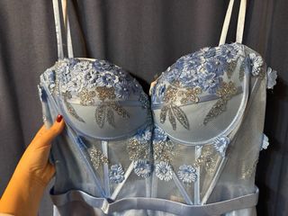 Abito azzurro con brillanti e fiori