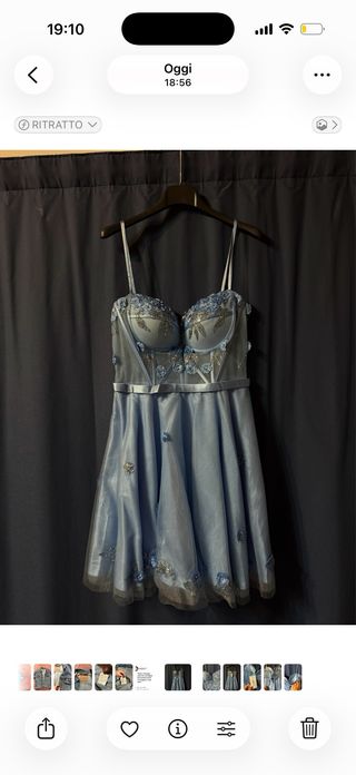 Abito azzurro con brillanti e fiori