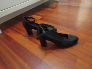 Zapatos de tacón negros con pulsera