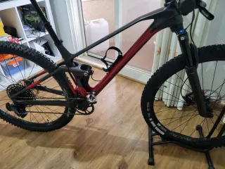 Bicicleta Montaña Carbono Roja