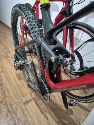 Bicicleta Montaña Carbono Roja