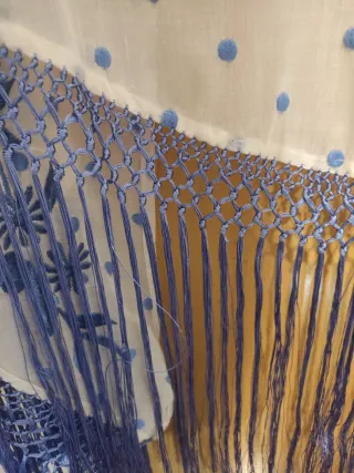 Mantoncillo Flamenco Crudo Bordado Azul
