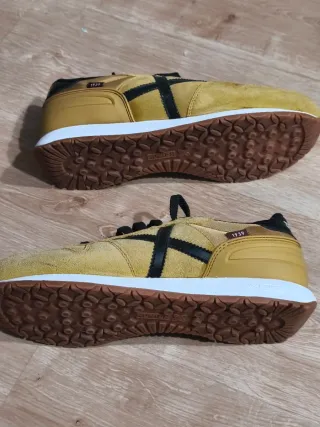 Zapatillas Munich 1939 Amarillas y Negras