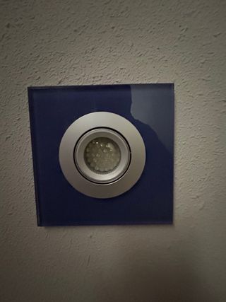 9 Lámpara empotrar cristal azul y metal.