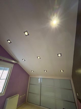 9 Lámpara empotrar cristal azul y metal.