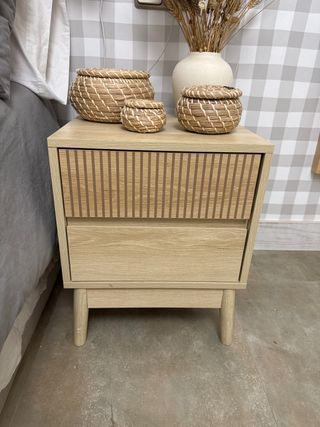 Comodino in legno e vimini