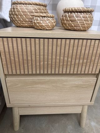 Comodino in legno e vimini