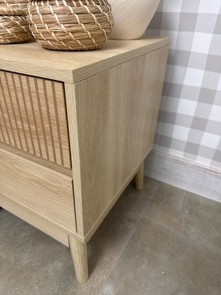 Comodino in legno e vimini