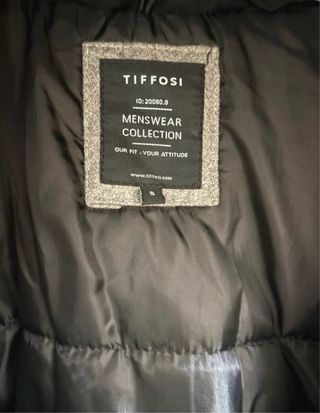 Abrigo negro con capucha y pelo