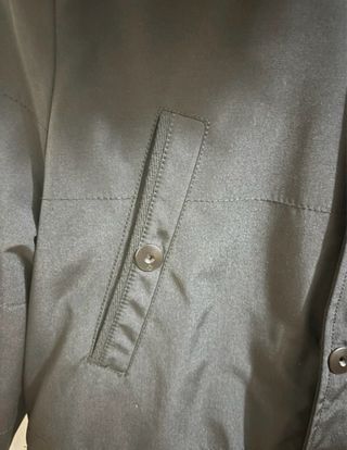 Abrigo negro con capucha y pelo