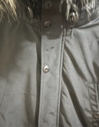 Abrigo negro con capucha y pelo