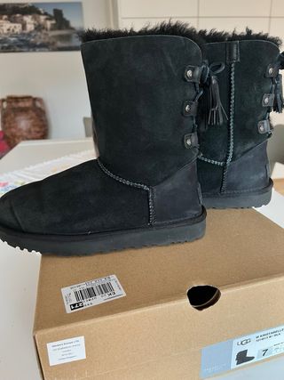 Stivali Ugg neri con lacci dietro