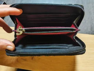 Cartera con mariposa y texto