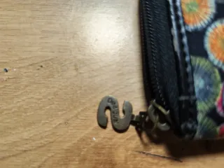 Cartera con mariposa y texto