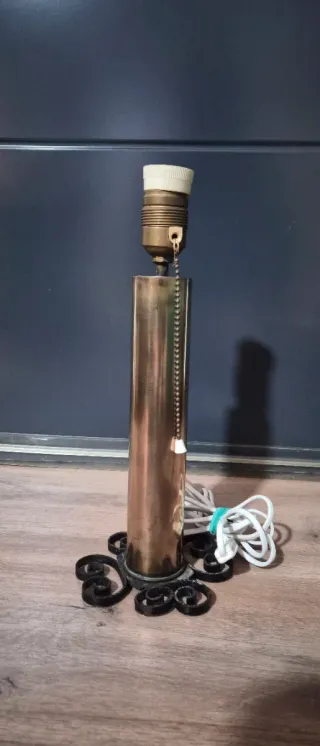 Lámpara de mesa metálica dorada