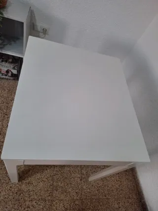 Mesa de comedor blanca de madera