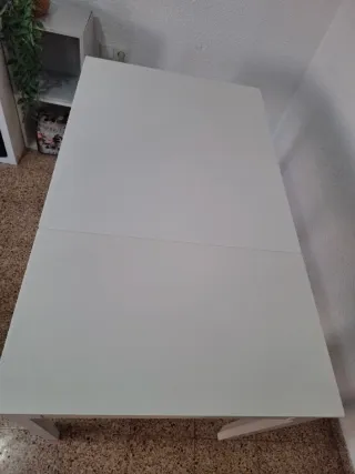 Mesa de comedor blanca de madera