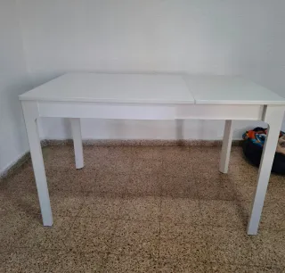 Mesa de comedor blanca de madera