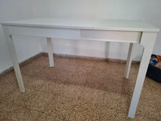Mesa de comedor blanca de madera