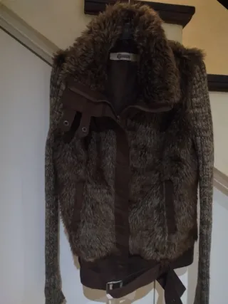 Chaqueta chica marrón con pelo