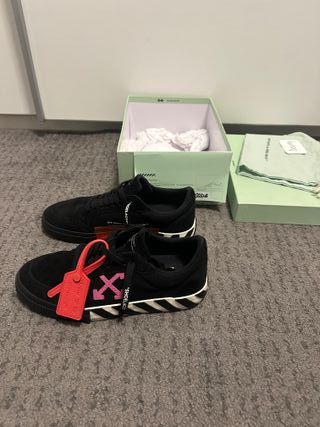 Zapatillas Off White Vulcanized Negras Rosas