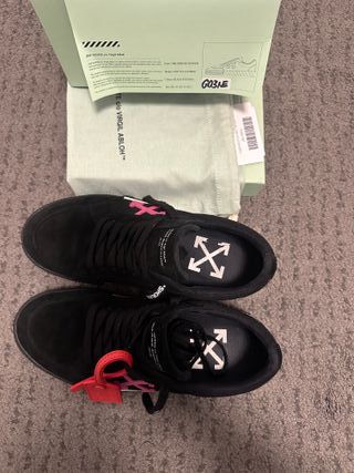 Zapatillas Off White Vulcanized Negras Rosas