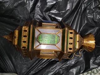 Farol de metal con cristales de colores