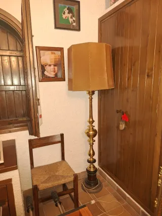 Lámpara de pie Biosca & Botey metal dorada