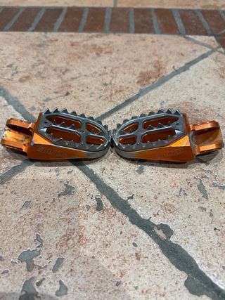 Estriberas BUD KTM 65cc Naranja.